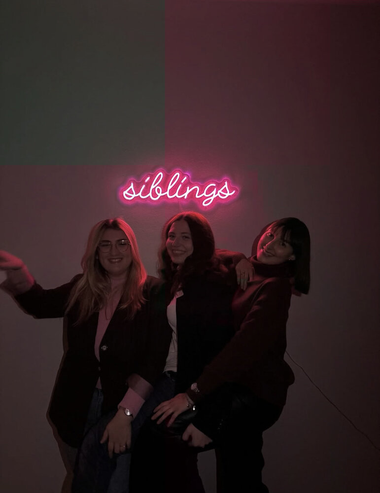 Alice, Sindi ed Elisa sotto l'insegna "siblings"